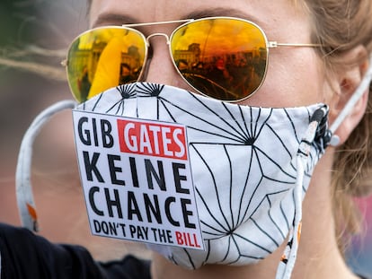 Una mujer protesta frente al The Reichstag alemán contra las medidas de restricción llevando una mascarilla que dice: "No des una oportunidad a Gates", el pasado 16 de mayo.