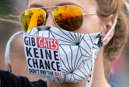 Una mujer protesta frente al The Reichstag alemán contra las medidas de restricción llevando una mascarilla que dice: "No des una oportunidad a Gates", el pasado 16 de mayo.