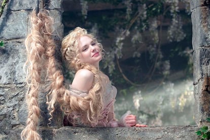 Síndrome de Rapunzel:

El personaje de los hermanos Grimm inspira una condición por la que se tiende a acumular una bola de cabello en el estómago hasta el duodeno (tricobezoar) como consecuencia de su ingesta. Tiene su origen en la tricotilomanía, un trastorno que lleva a arrancarse compulsivamente el cabello.