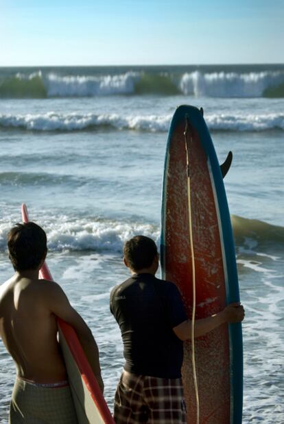 Surfista en la playa de Chicama, puerto de Malabrigo (Piura).