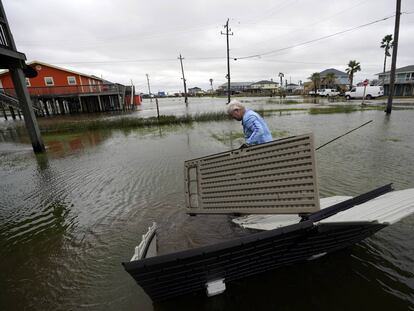 Un hombre desarma una unidad de almacenamiento dañada después del paso de la tormenta 'Nicholas', en Surfside Beach, Texas. (Foto AP / )