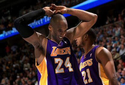 Kobe Bryant, de los Lakers, se lamenta por una falta pitada a su compa&ntilde;ero Chris Duhon.