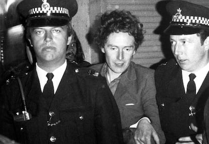 Malcolm McLaren, tras ser arrestado por Scotland Yard junto a los Sex Pistols.