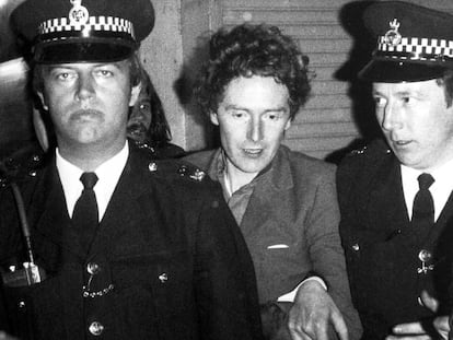 Malcolm McLaren, tras ser arrestado por Scotland Yard junto a los Sex Pistols.