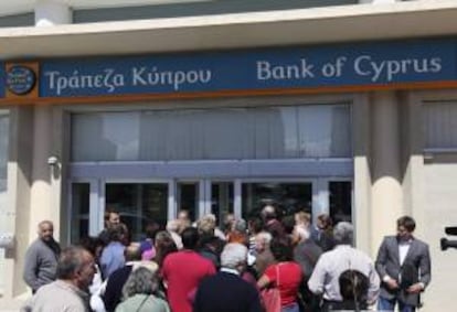 Chipriotas aguardan la apertura de una sucursal del Banco de Chipre, en Nicosia. EFE/Archivo