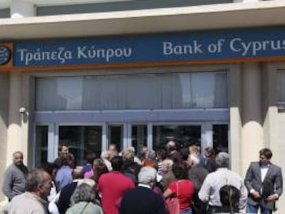 Chipriotas aguardan la apertura de una sucursal del Banco de Chipre, en Nicosia. EFE/Archivo