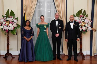 Los duques de Cambridge posan con el gobernador general de Jamaica, Patrick Allen, y su esposa Patricia en la cena de gala celebrada en Kingston, Jamaica, el 23 de marzo de 2022.