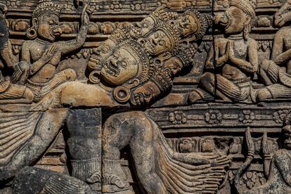 Detalle de los bajorrelieves en piedra del templo de Banteay Srei, uno de los más bellos del complejo de Angkor, dedicado a Shiva.
