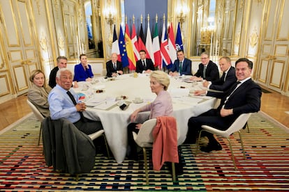 Imagen de la reunión de alto nivel convocada por Macron en París, el lunes.