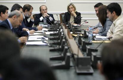 Al fonso, Asunción Barberá, con su abogado, ante la comisión de investigación del caso Taula en el Ayuntamiento.