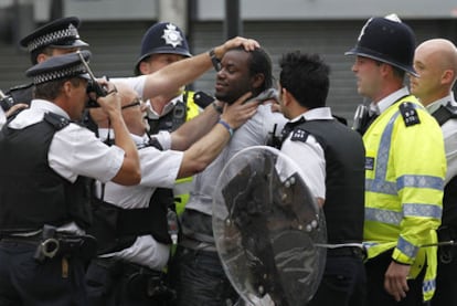 La policía detiene a un hombre durante los disturbios en Croydon, al sur de Londres.