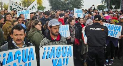 Agricultores protestan por la orden judicial de cerrar pozos en Doñana.