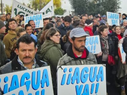 Agricultores protestan por la orden judicial de cerrar pozos en Doñana.