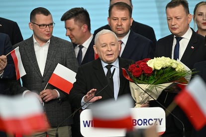 Jaroslaw Kaczynski, líder del principal partido de oposición polaco, Ley y Justicia (PiS), habla después del anuncio de los resultados preliminares de las elecciones locales en la sede del partido en Varsovia, este domingo.