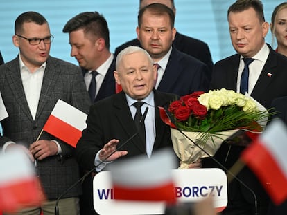 Jaroslaw Kaczynski, líder del principal partido de oposición polaco, Ley y Justicia (PiS), habla después del anuncio de los resultados preliminares de las elecciones locales en la sede del partido en Varsovia, este domingo.