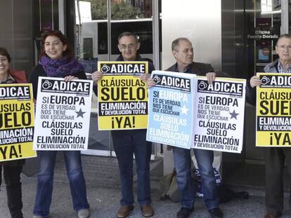 Integrantes de Adicae se manifiestan contra las cláusulas suelo.