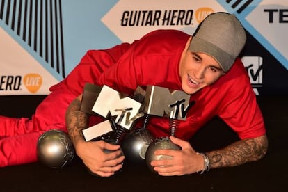 Justin Bieber posa con sus galardones en la gala de la MTV Europe Music Awards, esta noche en Milán.