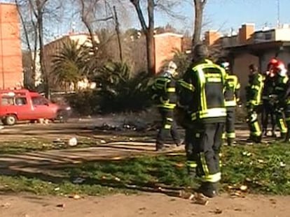 Bomberos inspeccionan el lugar donde apareci&oacute; el cad&aacute;ver calcinado.
 
 