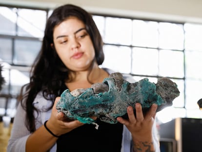 La investigadora Fernanda Avelar sostiene una de las rocas plásticas halladas en Isla Trinidad el 7 de marzo de 2023