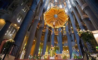 Lluís Martinez Sistach oficiando misa, ayer, en la Basílica de la Sagrada Familia.