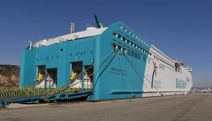 El ferry Abel Matutes, atracado en el Puerto de Barcelona.