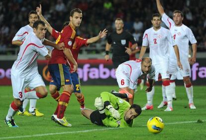 Soldado, ante el meta Loria y rodeado de jugadores del Georgia, con Silva tras él.