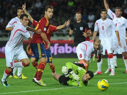 Soldado, ante el meta Loria y rodeado de jugadores del Georgia, con Silva tras él.