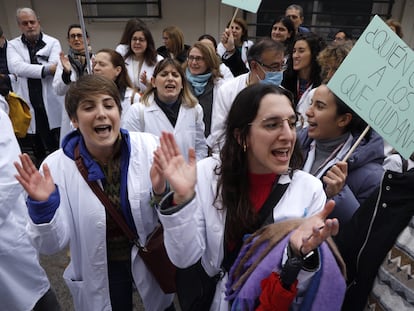 Médicos de atención primaria se han concentrado este lunes en Madrid frente a la Gerencia de Atención Primaria de la Comunidad.