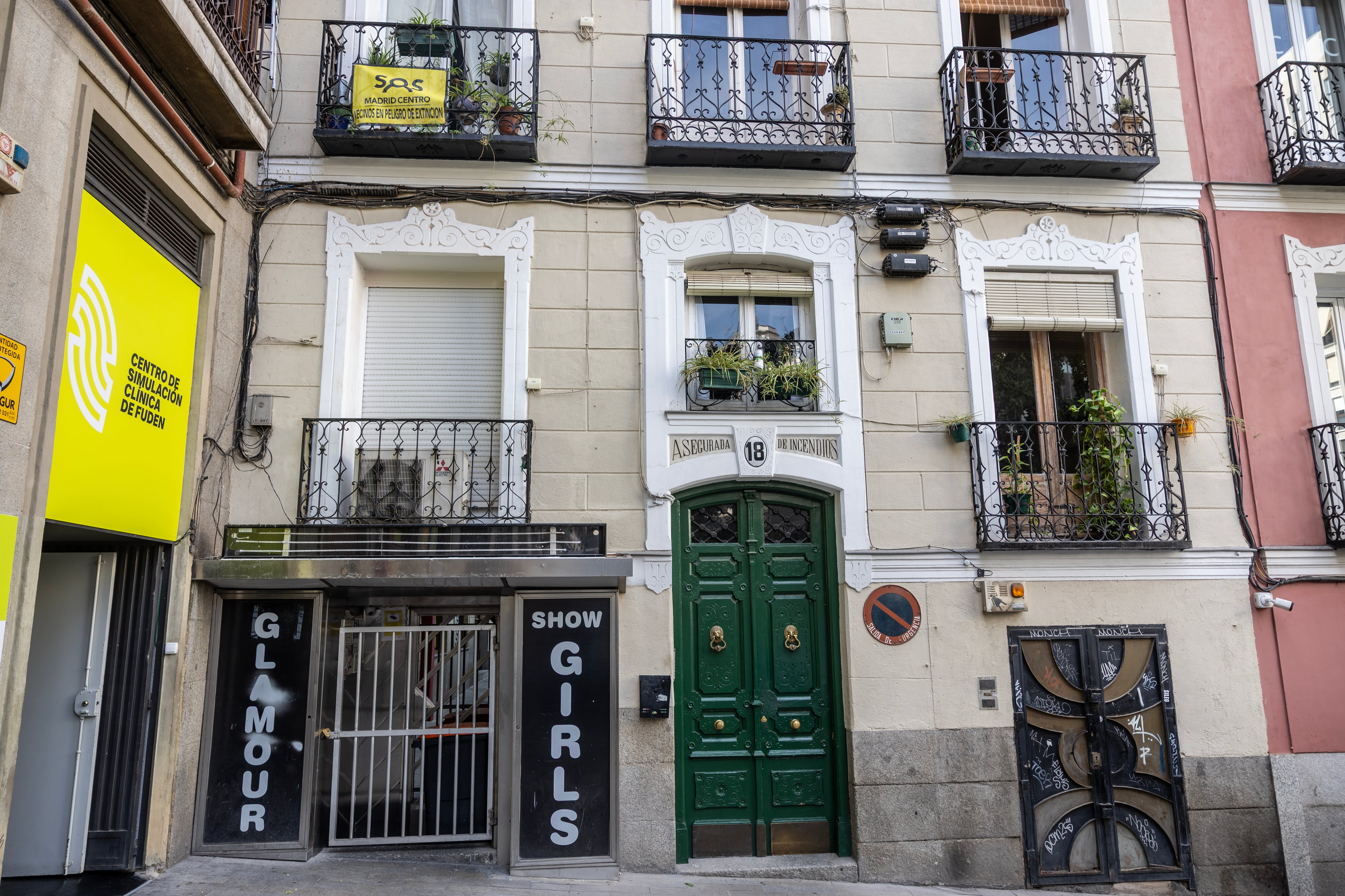 Fachada del edificio en la cuesta de Santo Domingo, 18, en Madrid.