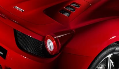 El 458, pese a su rompedor diseño respecto a anteriores Ferrari, recibió los elogios unánimes de la prensa especializada. El Spider sigue su senda.