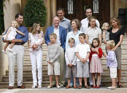 Todos los miembros de la familia real española esperan con paciencia ante los medios de comunicación en el tradicional posado del palacio mallorquín de Marivent.