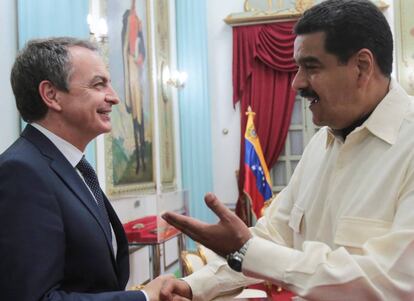 Jos&eacute; Luis Rodr&iacute;guez Zapatero saluda a Nicol&aacute;s Maduro