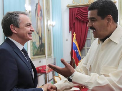 Jos&eacute; Luis Rodr&iacute;guez Zapatero saluda a Nicol&aacute;s Maduro