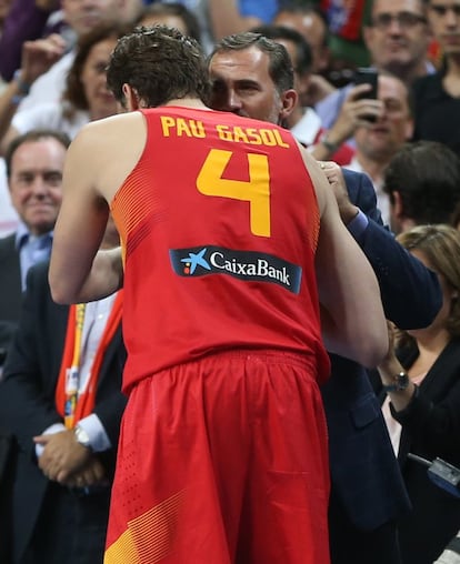 El Rey Felipe VI vivió intensamente el partido entre España y Argentina en el Palacio de los Deportes de Madrid.