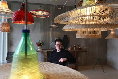 El diseñador Alvaro Catalán de Ocón, en su estudio de Carabanchel (Madrid) rodeado de lámparas PETLamp.