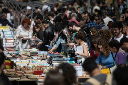 Decenas de personas miran libros en una parada en el paseo de Gràcia, este domingo. 