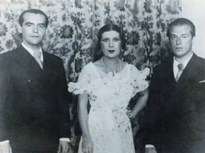 De izquierda a derecha, Federico García Lorca, La Argentinita y Rafael Alberti.