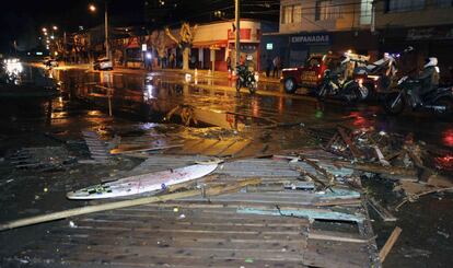 Vallas caídas en Valparaíso tras el tsunami provocado por el terremoto.