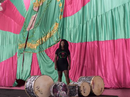 Squel Jorgea Ferreira Vieira, abanderada de la escuela de samba de Mangueira, posa en la sede de la agrupación, en Río de Janeiro, el sábado de Carnaval.