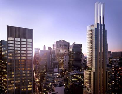 Otro gran proyecto que <strong>Foster</strong> terminará este año, quizá el más característico de su estilo es el edificio en <strong>425 Park Avenue</strong> (Nueva York). 273 metros de rascacielos que se codeará con otros iconos creados por Mies van der Rohe, Johnson o Saarinen. Se divide externamente en tres bloques claramente diferenciados: una amplia base de siete pisos de altura, una sección central y una torre más elevada. Es, además, la primera torre de oficinas construida en Park Avenue en el último medio siglo.