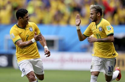 Hulk e Neymar celebram o primeiro gol do Brasil. 