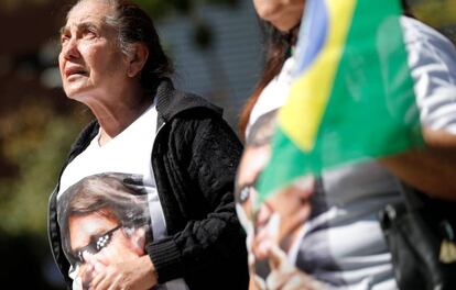 Partidarios de Bolsonaro, en la puerta del hospital donde fue internado.