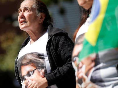 Partidarios de Bolsonaro, en la puerta del hospital donde fue internado.