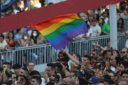 Una persona sostiene una bandera LGTB en el Orgullo, en Madrid.