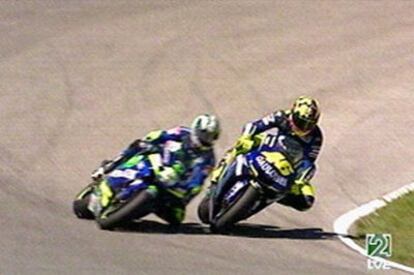 Rossi y Gibernau encaran la última curva antes de meta, donde se ha producido el contacto entre ambas motos.