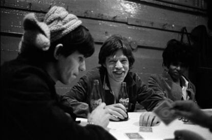 Keith Richards, Mick Jagger y Nora Hendryx, relajándose en el backstage. Durante una gira por Estados Unidos. 1965 © Gered Mankowitz