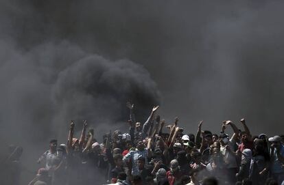 Um grupo de palestinos durante o protesto na fronteira entre Gaza e Israel.