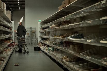 '9:50 am', de la serie 'April Fool 2020' (2020). De Erwin Olaf.