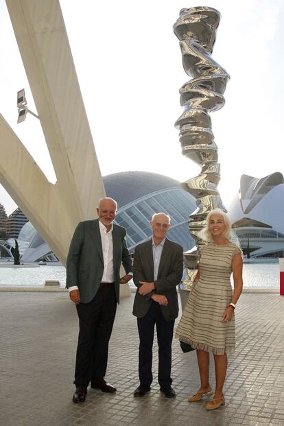 Los artífices de la exposición, el matrimonio Roig, presidente y vicepresidenta de Mercadona, junto Tony Cragg el día de la inauguración. 