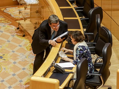 El ministro de Seguridad Social, José Luis Escrivá, habla en el senado con la vicepresidenta primera, Carmen Calvo.